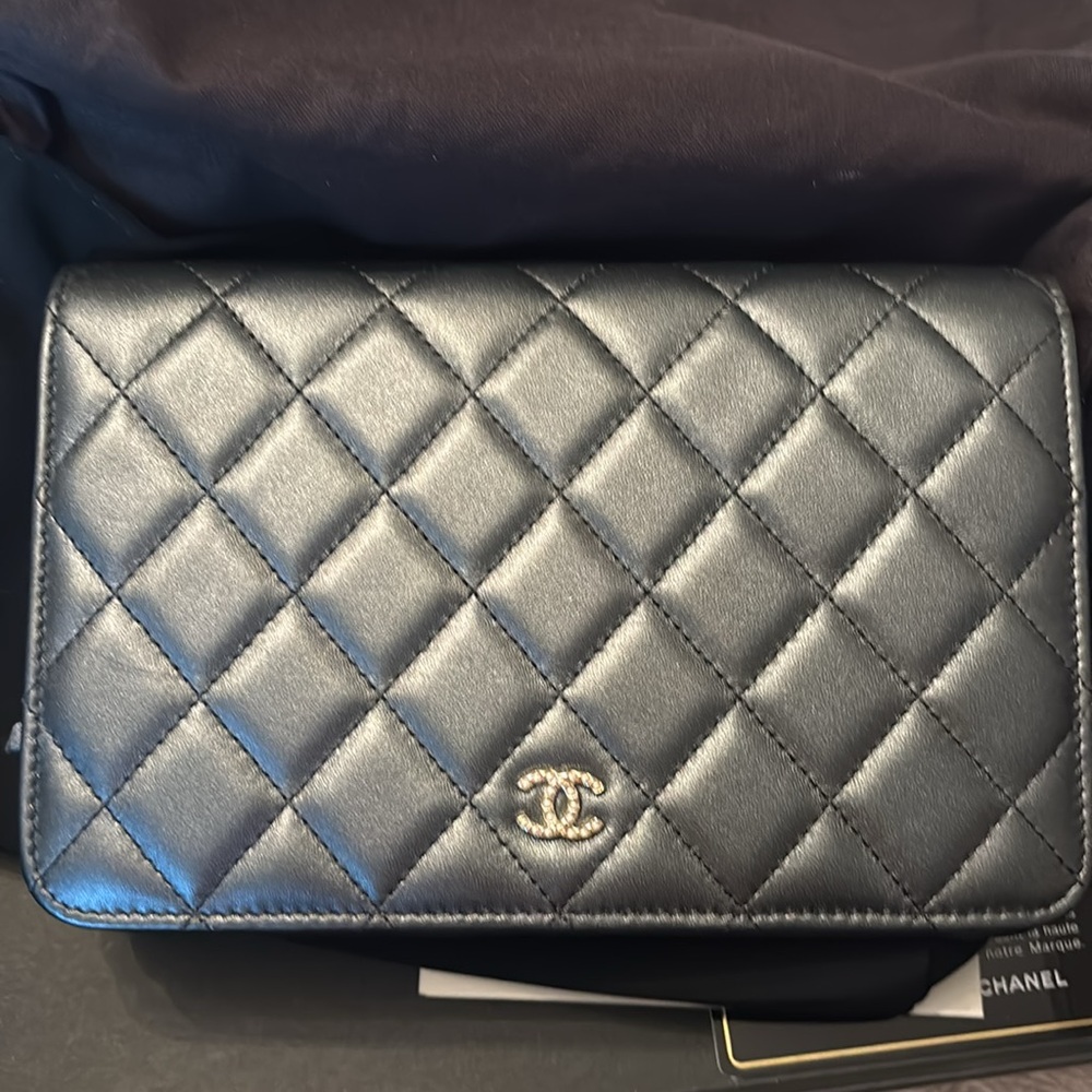 Chanel irradescent wallet with pearl chain. - Picture 4 of 7